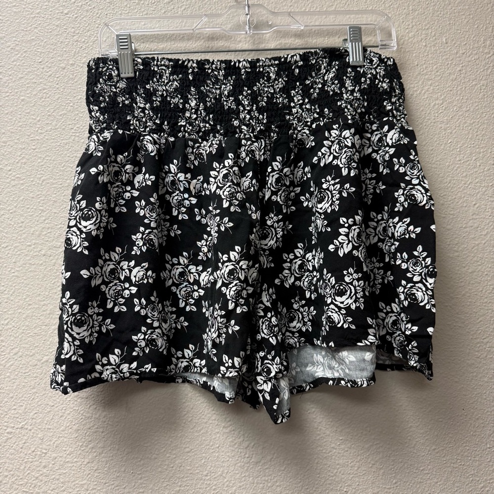 Soho Lady 1X Black White Floral Smocked Waist Boho Shorts Summer Casual - Picture 2 of 8